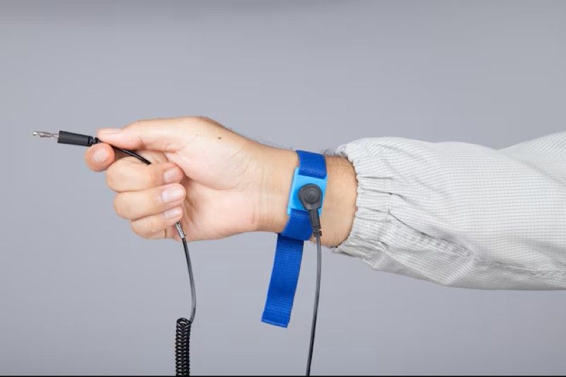 Vòng đeo tay chống tĩnh điện dễ đeo và không gây cản trở khi làm việc