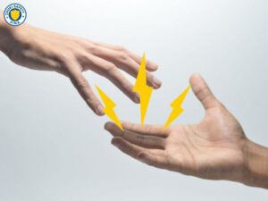 tại sao 2 người chạm nhau bị điện giật